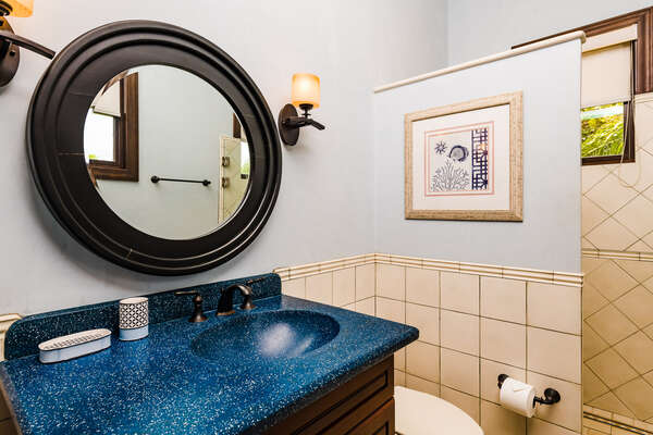 Convenient and comfortable: the guest bathroom.