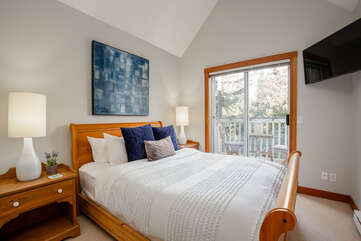 Secondary Bedroom w/ Queen Bed, Smart TV & Small Balcony
