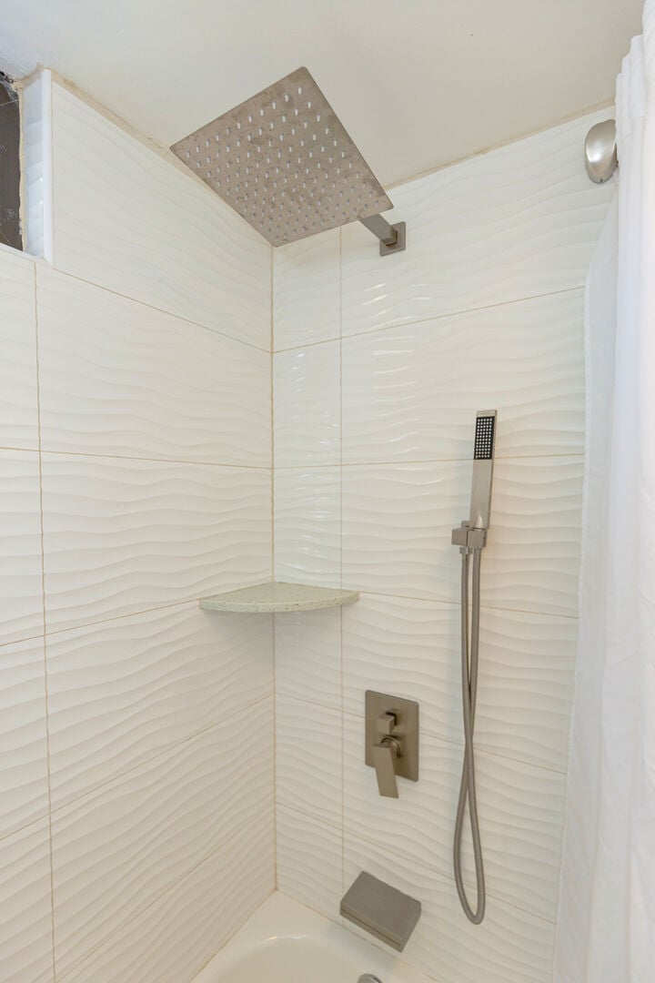 Shower and tub combo in the bathroom