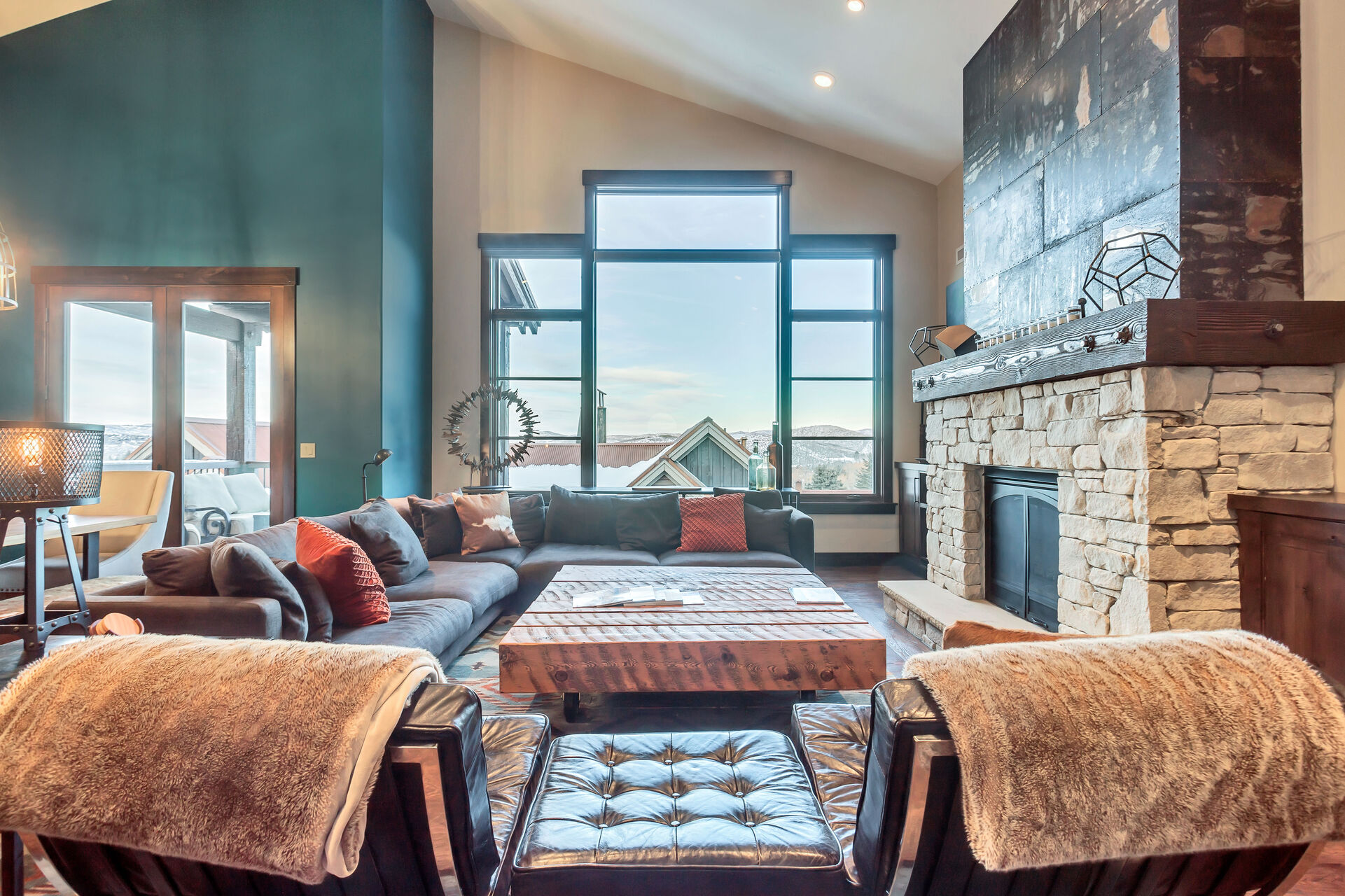 Professionally Decorated Mountain Contemporary Ski-in/Ski-out Penthouse with Vaulted Ceilings