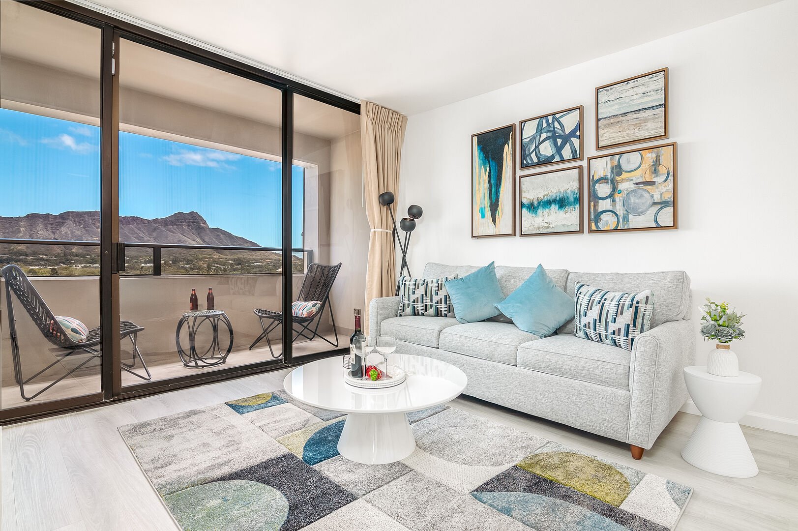 Stunning Diamond-Head view from your living room.