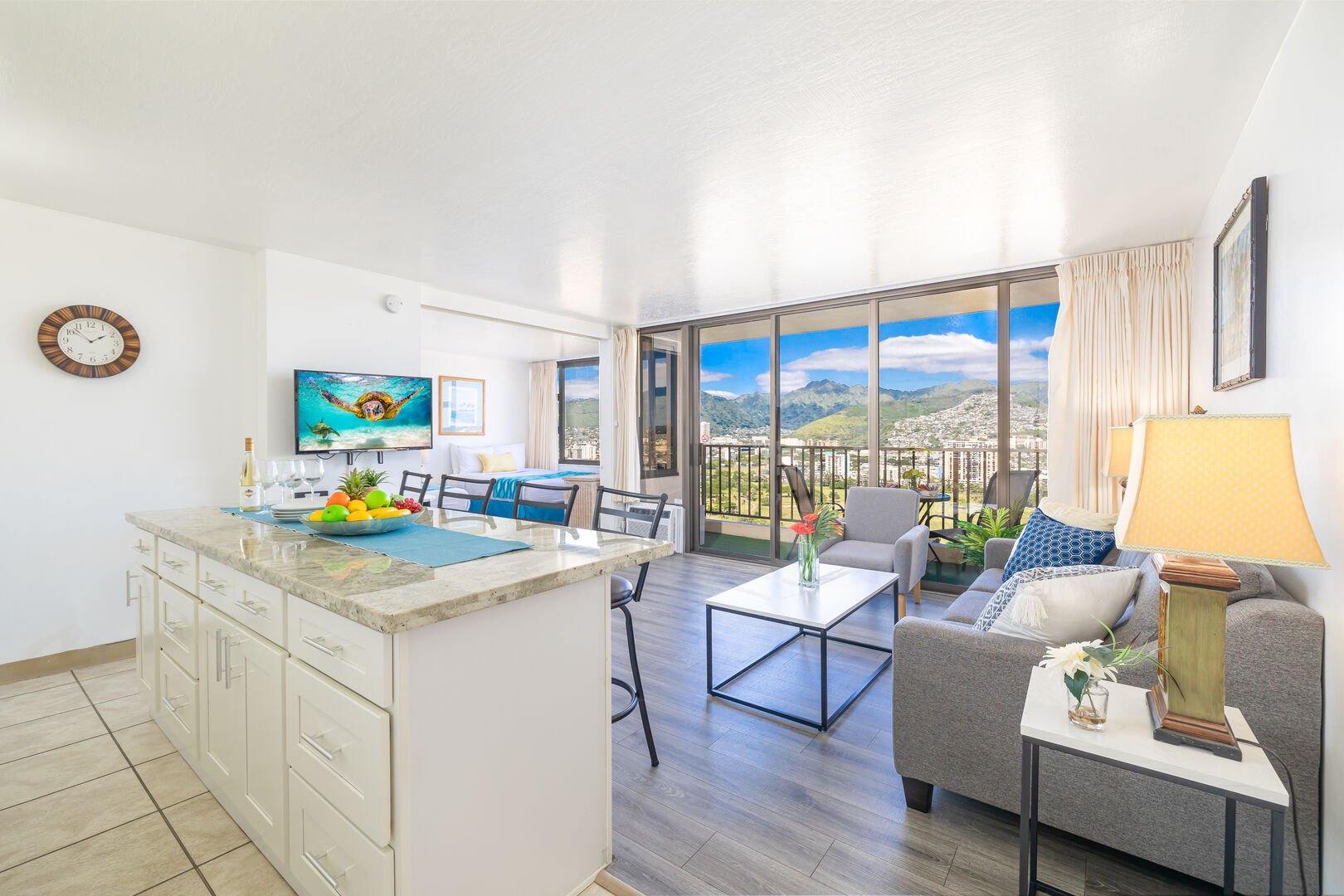 Beautiful 1-bedroom unit with panoramic mountain views from the living room!