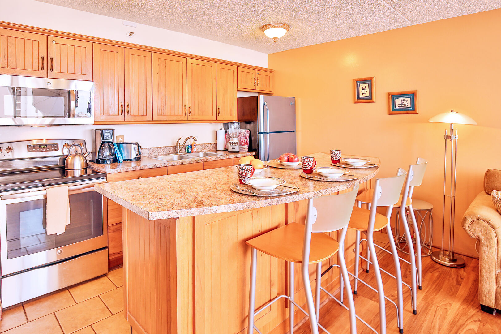 Fully equipped kitchen with granite counter-top and 3 bar stools