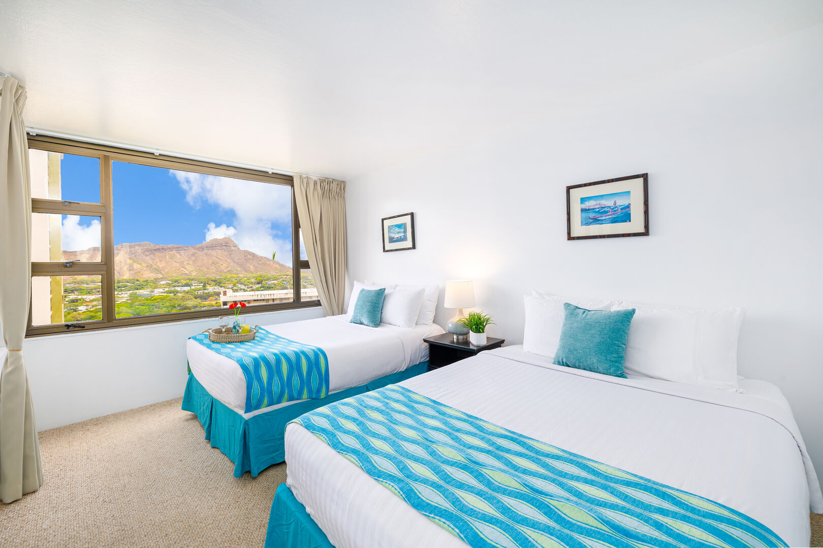 Have a good rest with this stunning Diamond Head view in your bedroom that has 1 queen-size and 1 full-size bed.