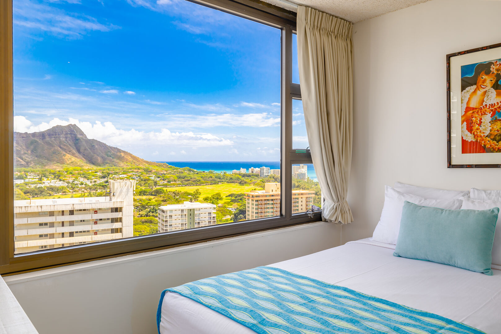 Bedroom with 1 queen size bed and 1 full size bed and Ocean and Diamond Head views