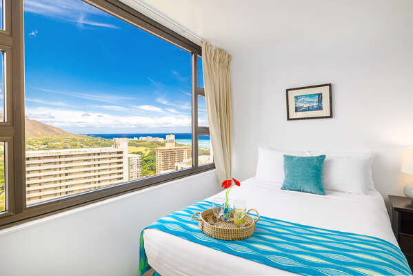 Have a good rest in your bedroom with the beautiful Diamond Head view!