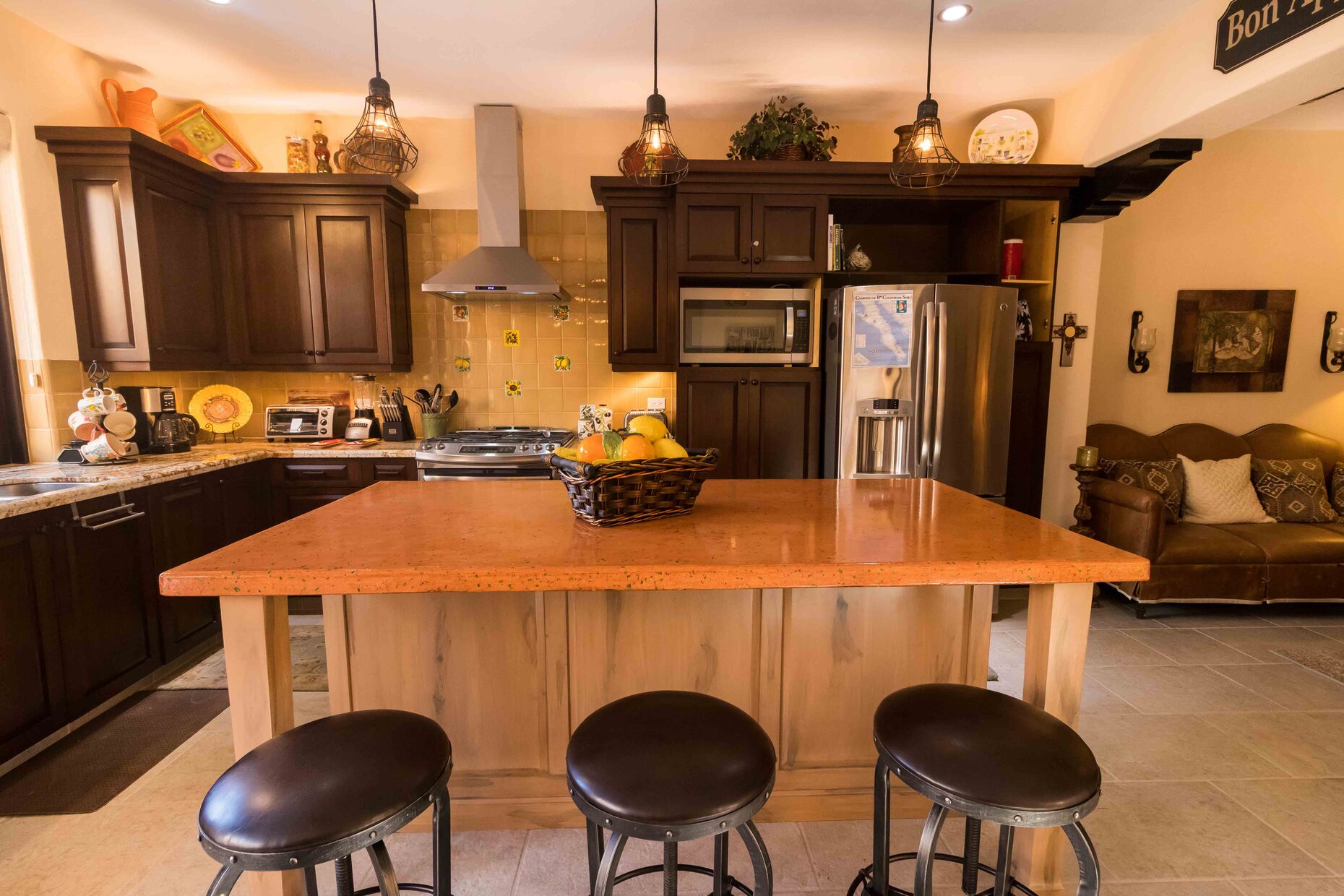 Kitchen / Granite Counter / Bar stools / Fully Equipped Kitchen