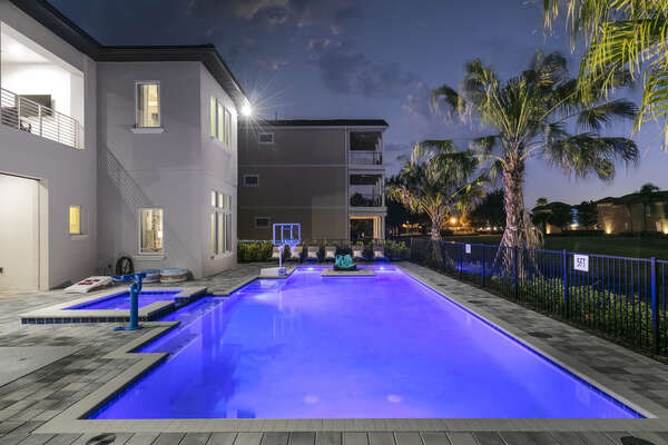 The pool lights and exterior lighting are the great atmosphere for night swimming
