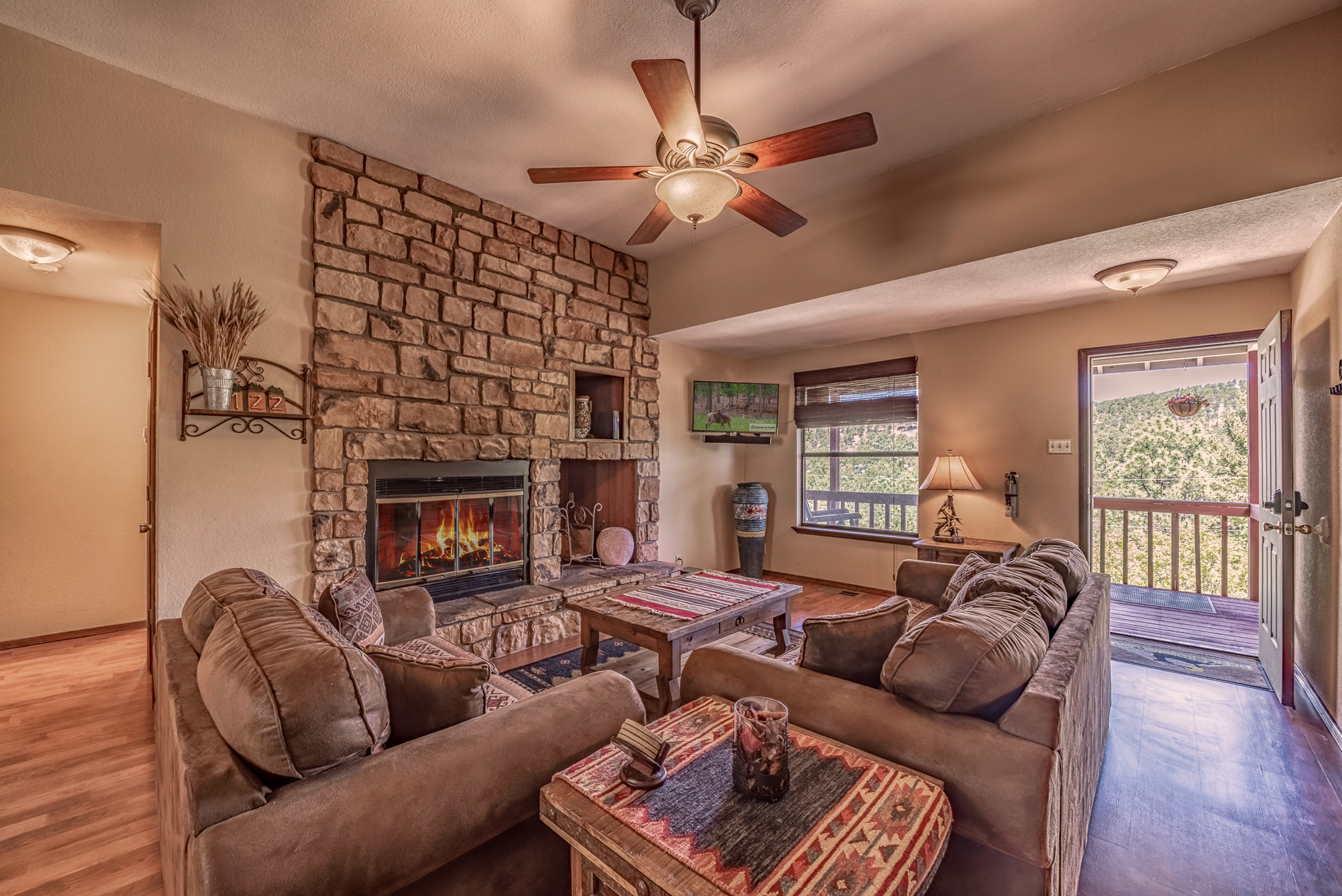 Deer Crossing: A Family Favorite with 3 Bedrooms and a Private Hot Tub!