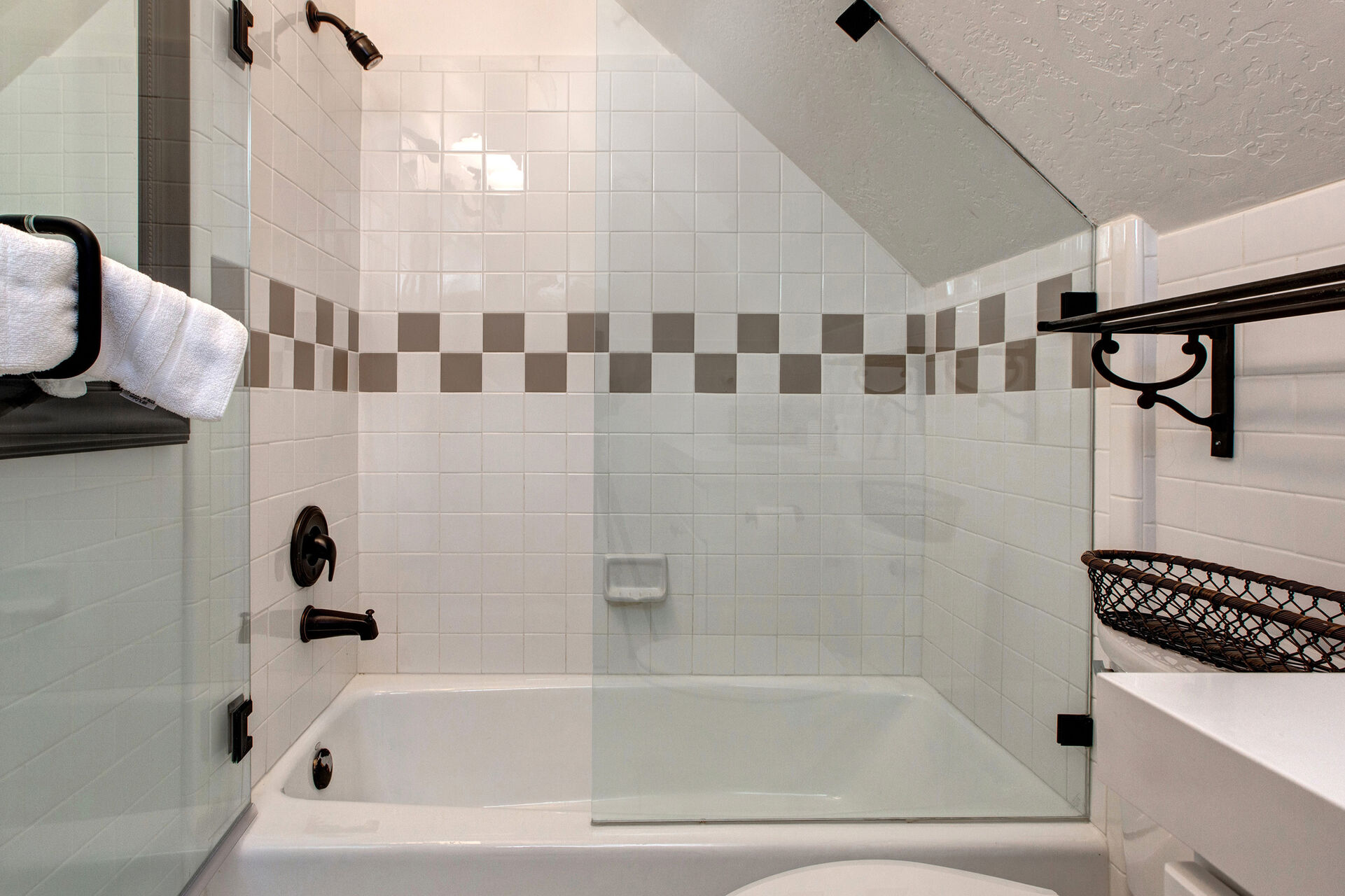 Upper Level Full Shared Bath with a Tub/Shower Combo