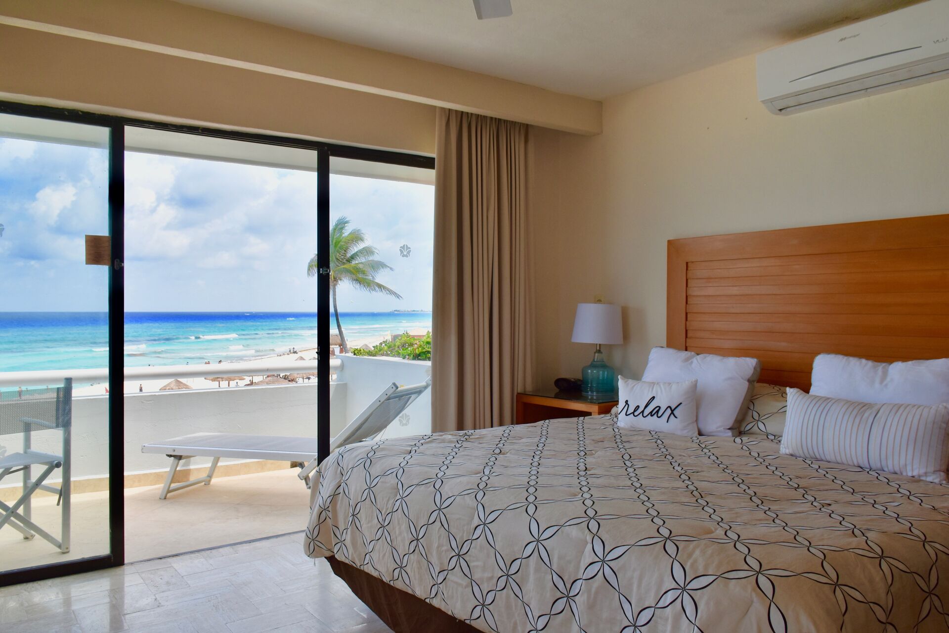 Amazing bedroom in the 2rd floor with balcony and sea view