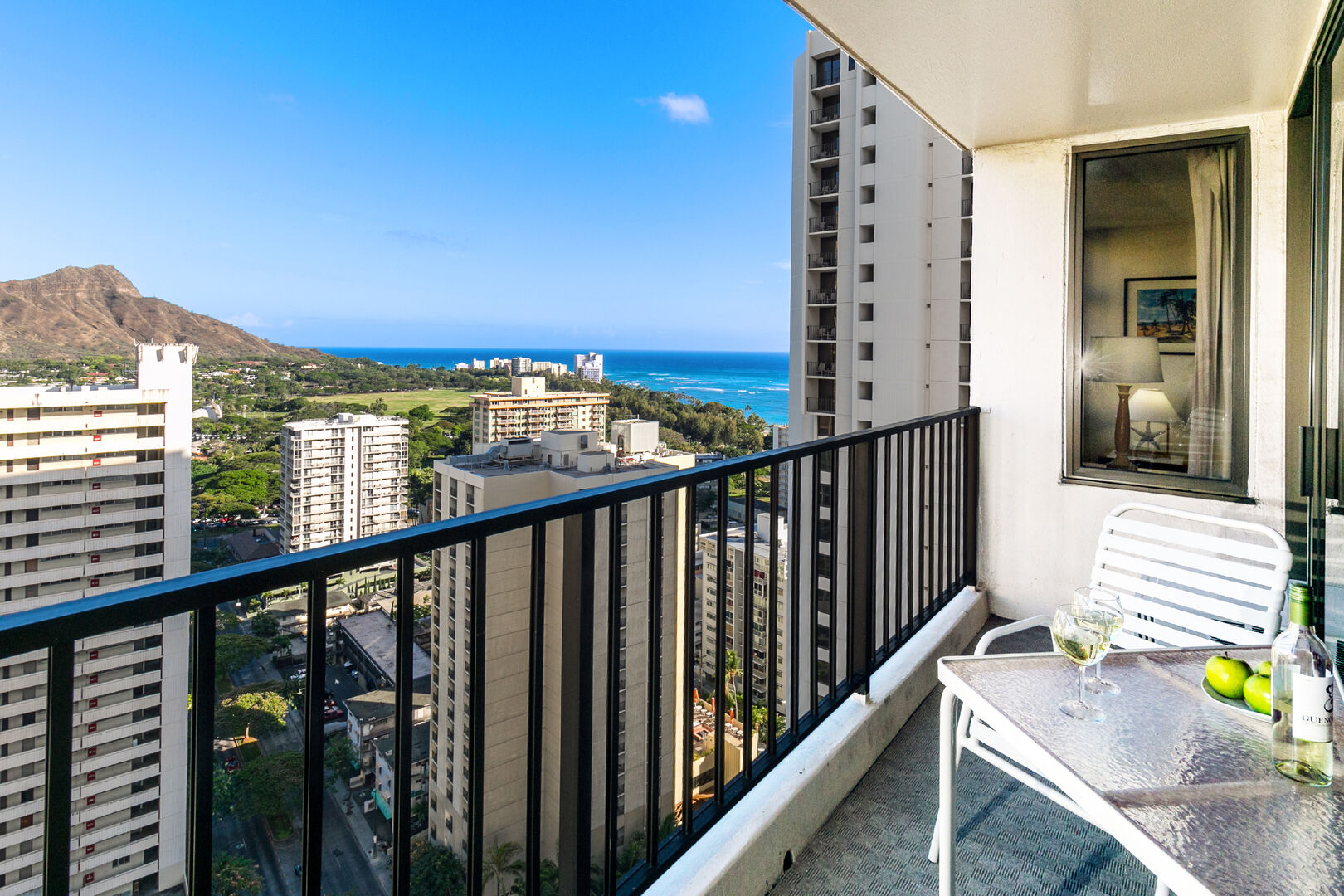 Relax and have your coffee on your balcony with these stunning ocean and diamond-head views!