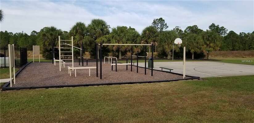 On-site facilities: exercise area and basketball court