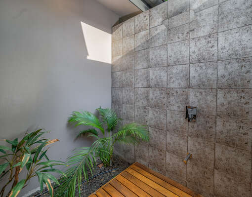 Master Bedroom 2: Outdoor shower