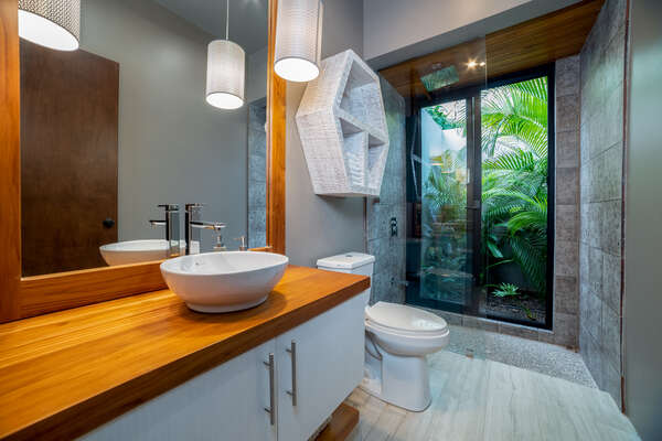 Full bathroom 4 is tidy and practical, providing all you need for a refreshing time.