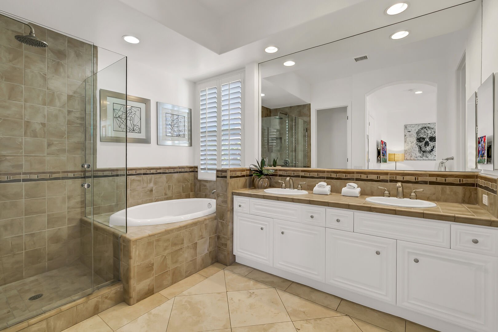 The private en-suite bathroom features a full bath with dual sinks, soaking tub, and plenty of closet space.