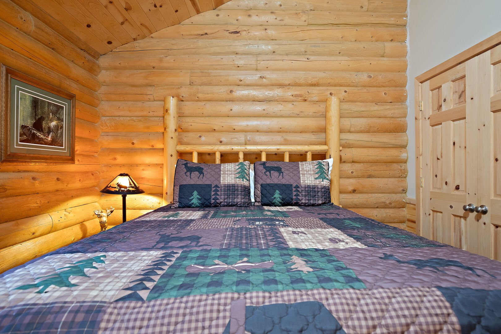 Lodgepole Lookout ~ bedroom #1 on main level w/ queen bed and private ensuite bathroom