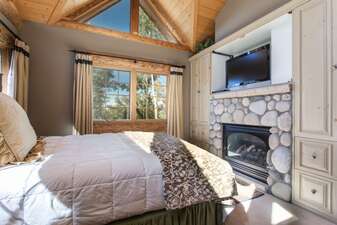 2nd Bedroom with Queen Bed/Bath/Gas fireplace/TV