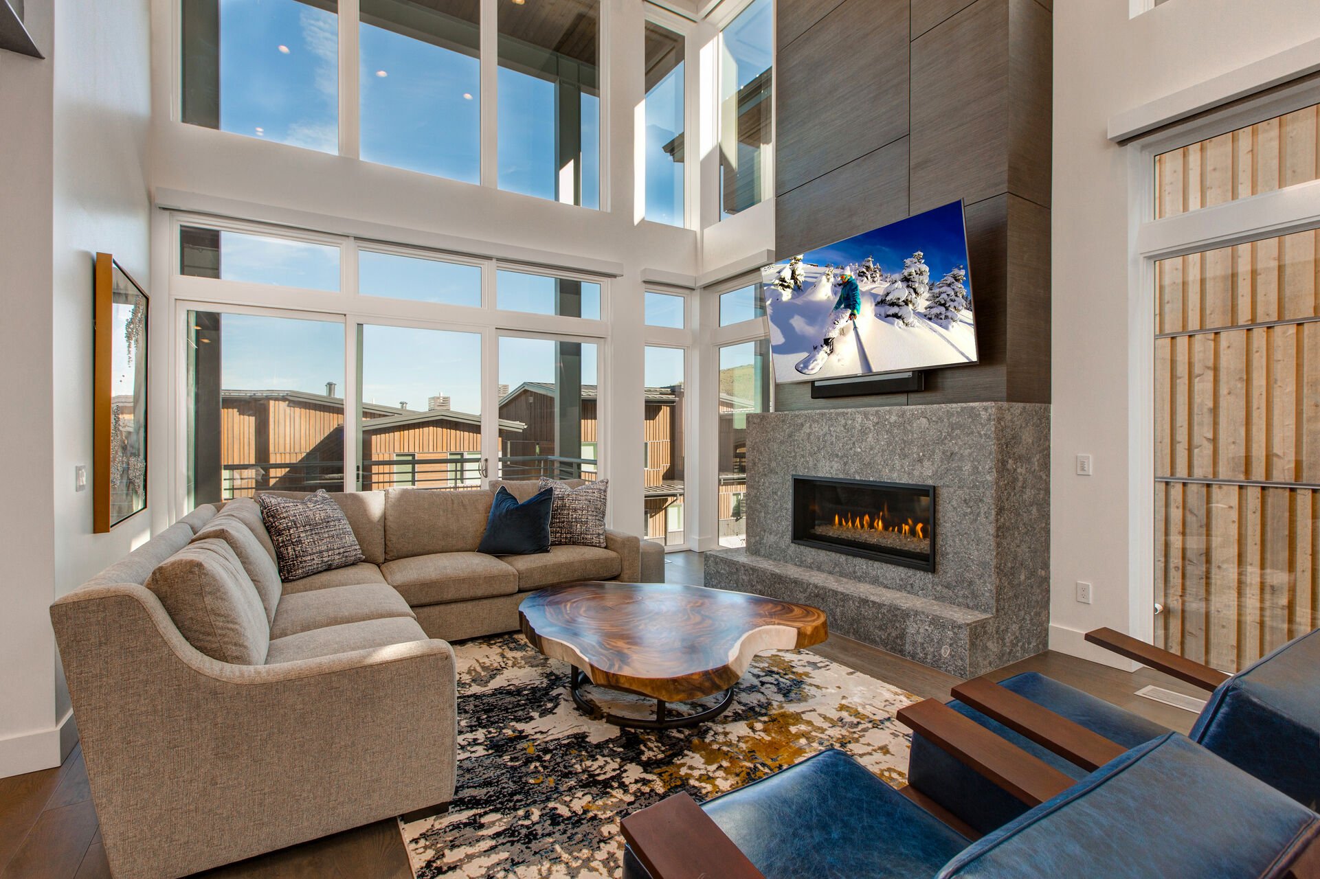 Comfortable Mountain Contemporary Furnishings, Smart TV, Gas Fireplace, and Floor-to-Ceiling Windows