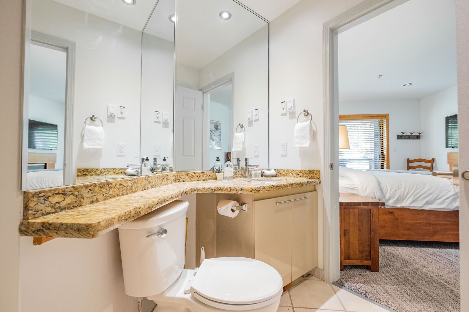 Ensuite bathroom: Shower/bathtub combo Ensuite bathroom: Shower/bathtub combo