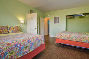 Bedroom with Two Beds at Kokopelli Inn Towner #4