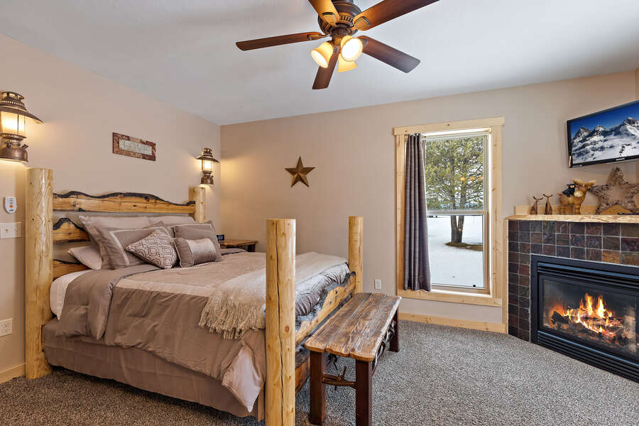 Huckleberry Hollow ~ master bedroom w/ queen bed and private ensuite bathroom