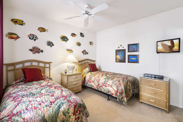 Bedroom with 2 Twin Beds and Tropical Decor at Waikoloa Hawai'i Vacation Rentals