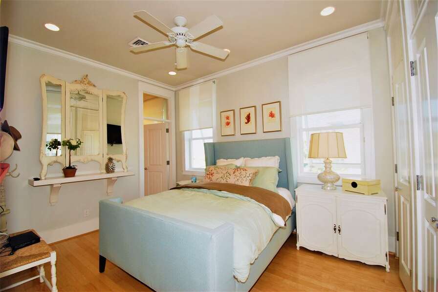 Guest bedroom with Queen size bed