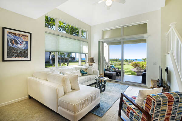 Living area with direct access to lanai/ocean view