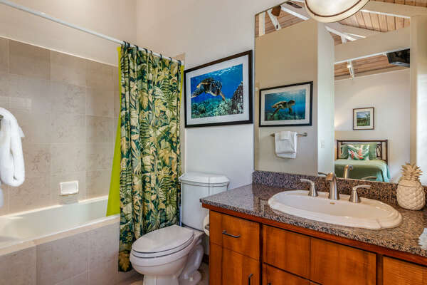Guest en-suite bathroom with a bathtub