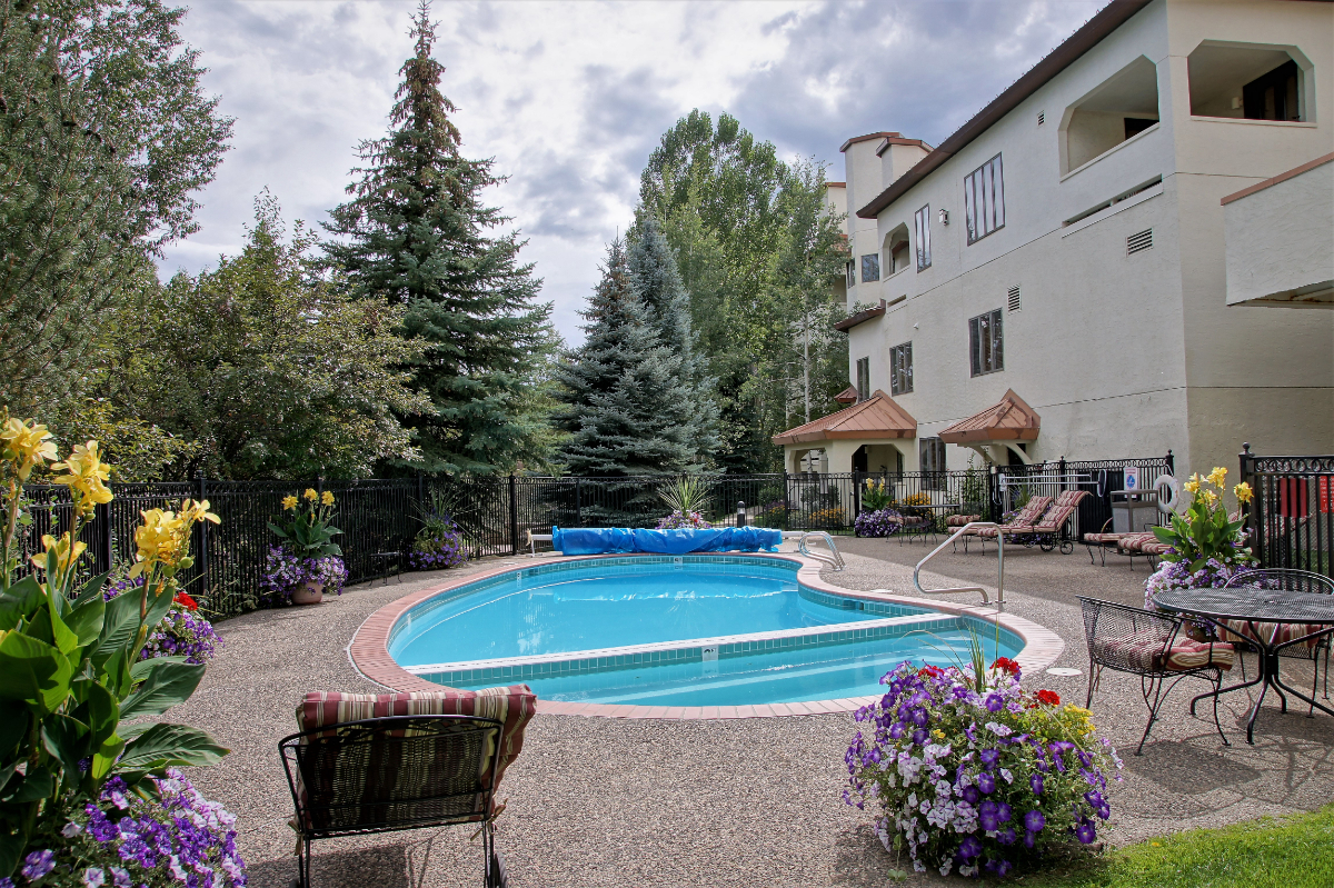 Affordable Rates, Walk to Everything, Outdoor Pool, Private Washer/Dryer Photo