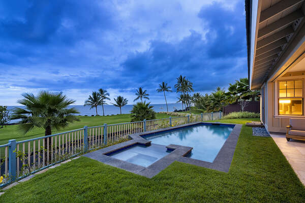 The pool and backyard of this Holua Kai Kona condo rental.