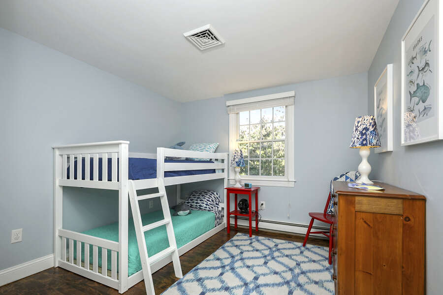 Twin bunkbeds - 40 Tip Cart Chatham Cape Cod - New England Vacation Rentals