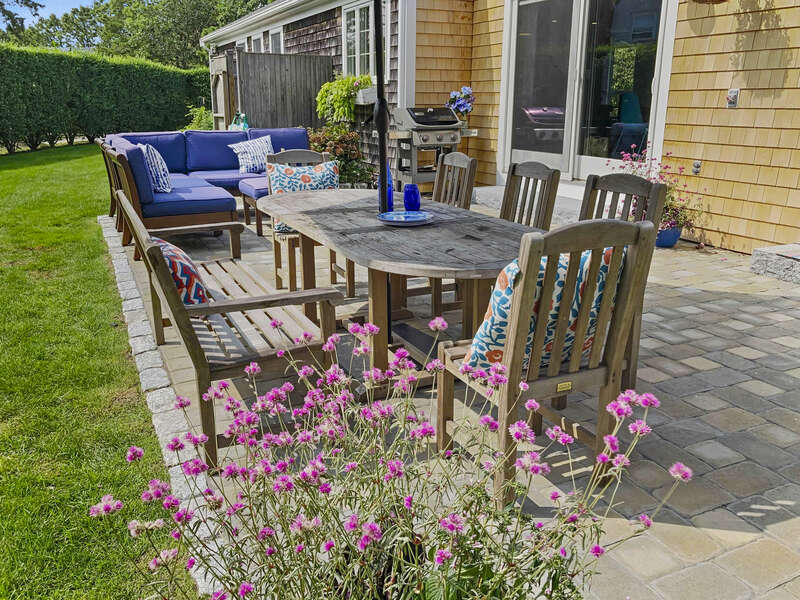 Outdoor dining at 40 Tip Cart Chatham Cape Cod - New England Vacation Rentals