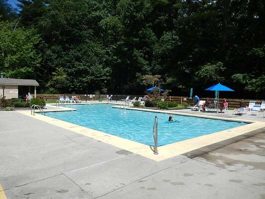 Sapphire Valley Amenities: Outdoor Pool & Kiddie Pool