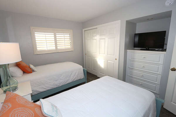 Guest bedroom with 2 twin beds
