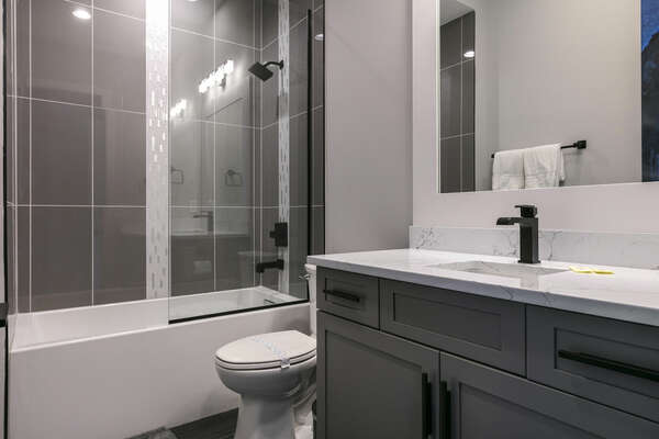 Ensuite bathroom with a shower/tub combo