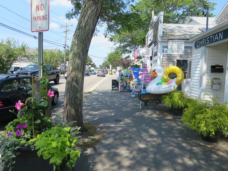 Short drive to Harwich Port for shopping and dining! Harwich Cape Cod