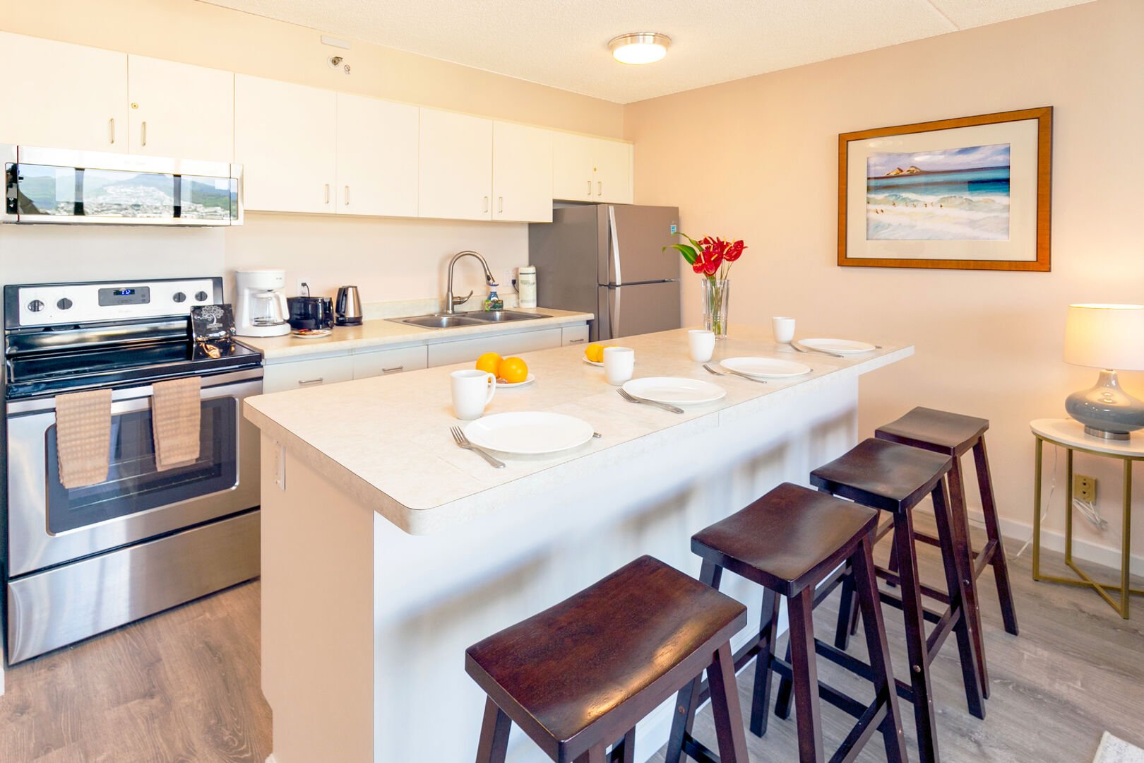 Fully equipped kitchen and counter-top with 4 bar-stools