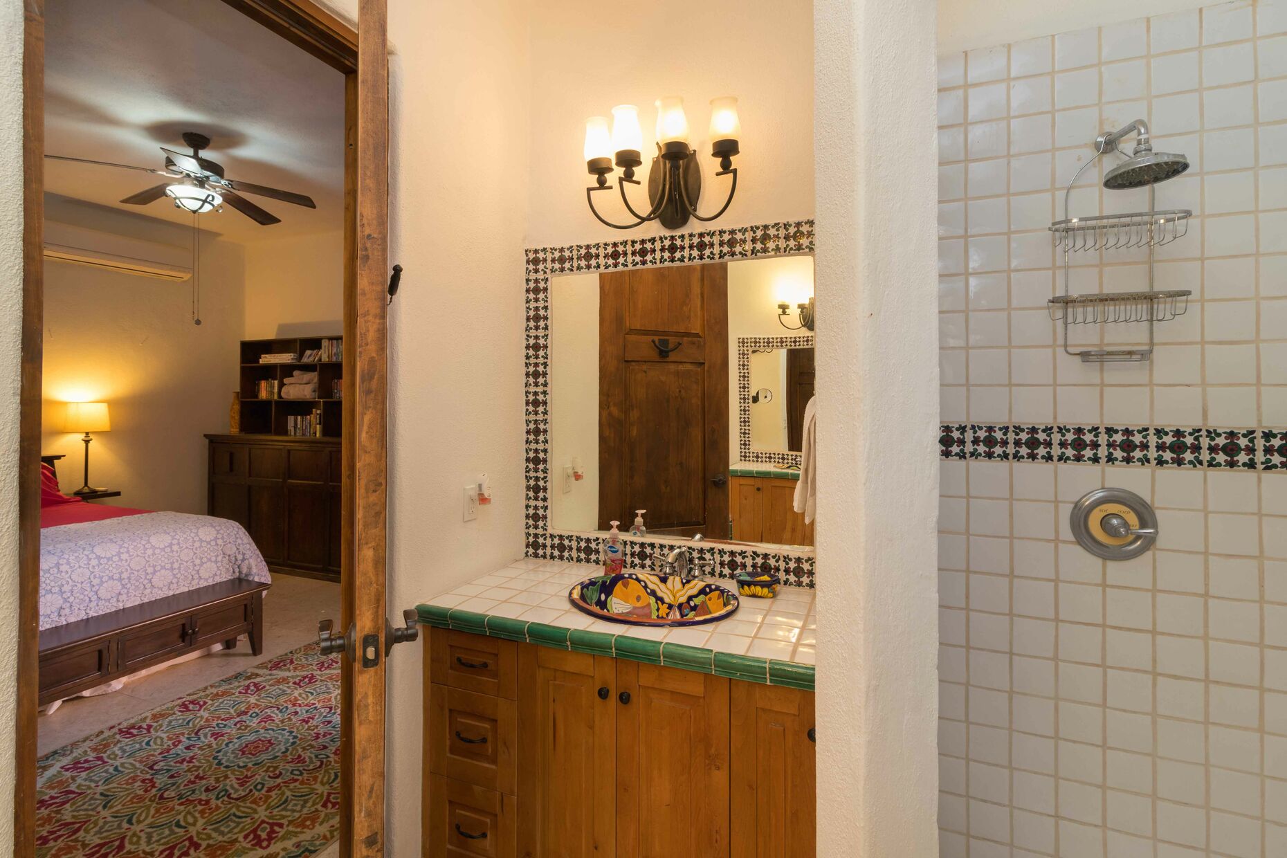 Full Downstairs bathroom / Vanity Mirror / Shower / Bathtub