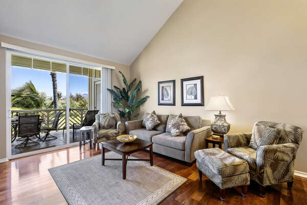 Living Area with Seating for 4 and Lanai Access at Waikoloa Hawaii Vacation Rentals