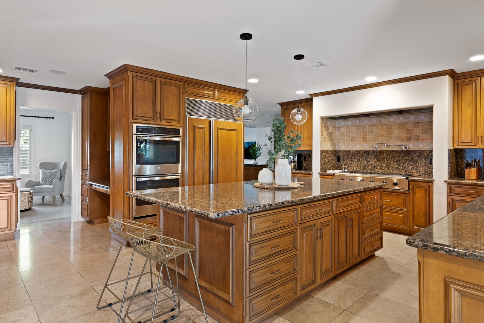 Fully Equipped Kitchen w/ Large Center Island