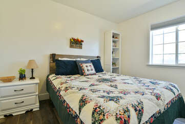 Third bedroom. Queen bed