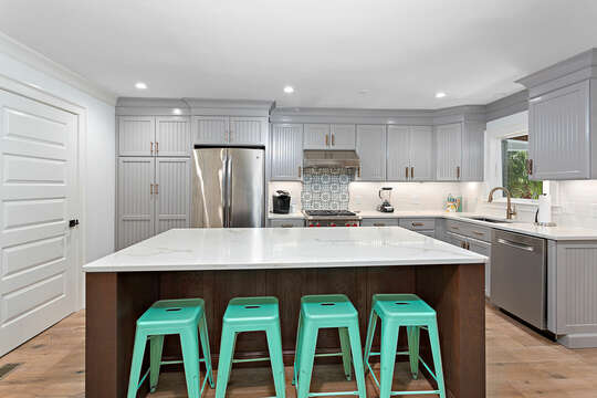 Fully equipped Kitchen with Island Seating