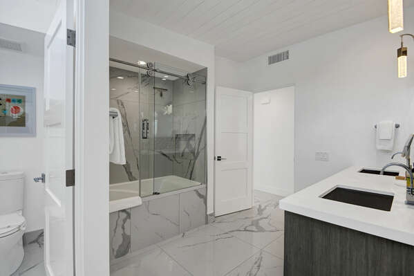 Third bedroom en-suite, shower and bathtub combo, double vanity!