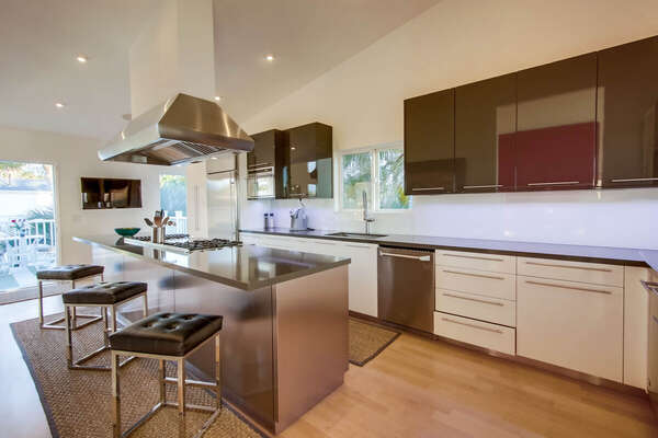 Fully Equipped Kitchen and Breakfast Bar