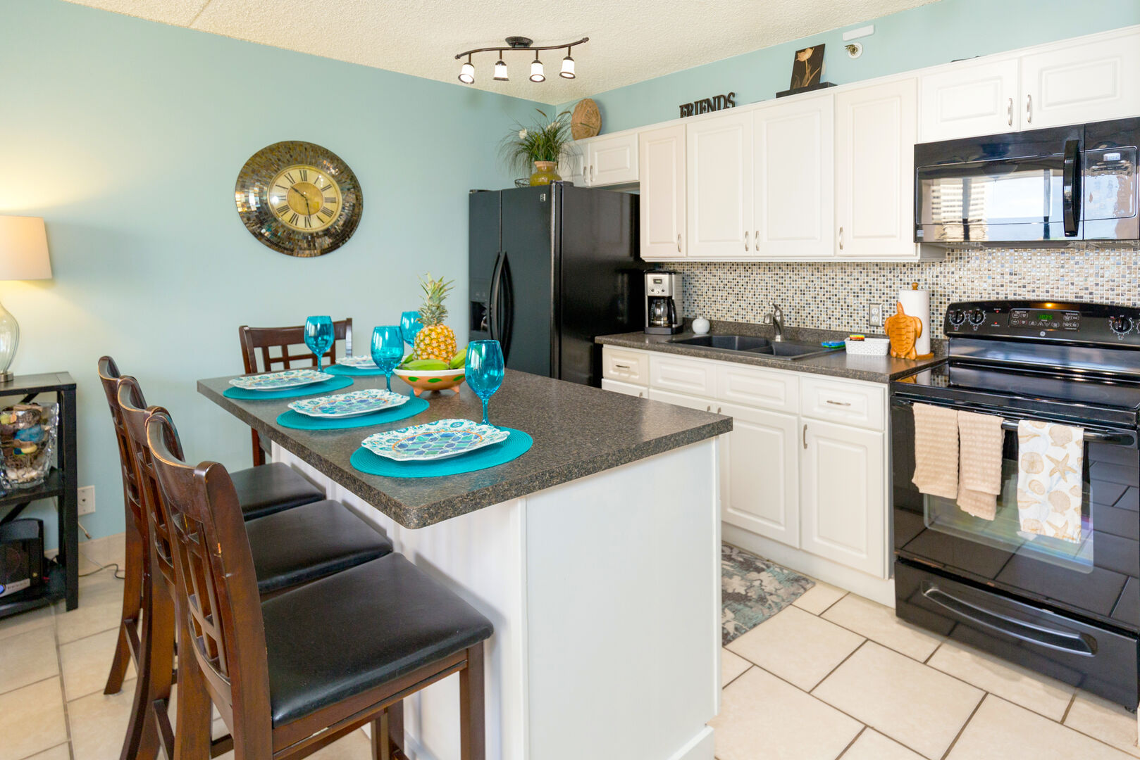 Fully equipped kitchen with full-size refrigerator, microwave, stove