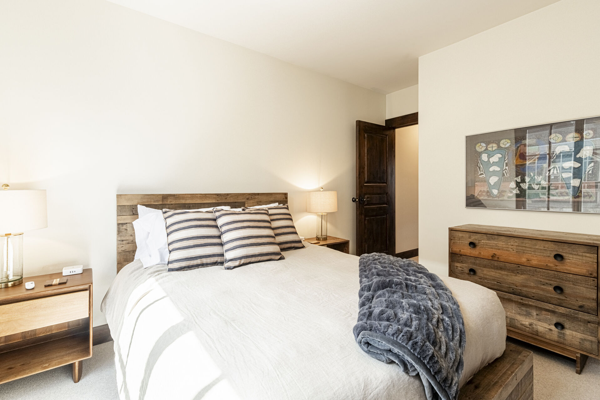 Master bedroom 2 comfy queen bed Master bedroom 2 comfy queen bed