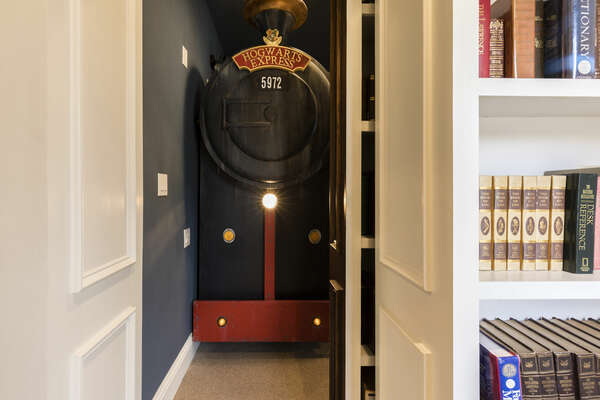 Harry Potter Suite - Secret Bookcase Entrance