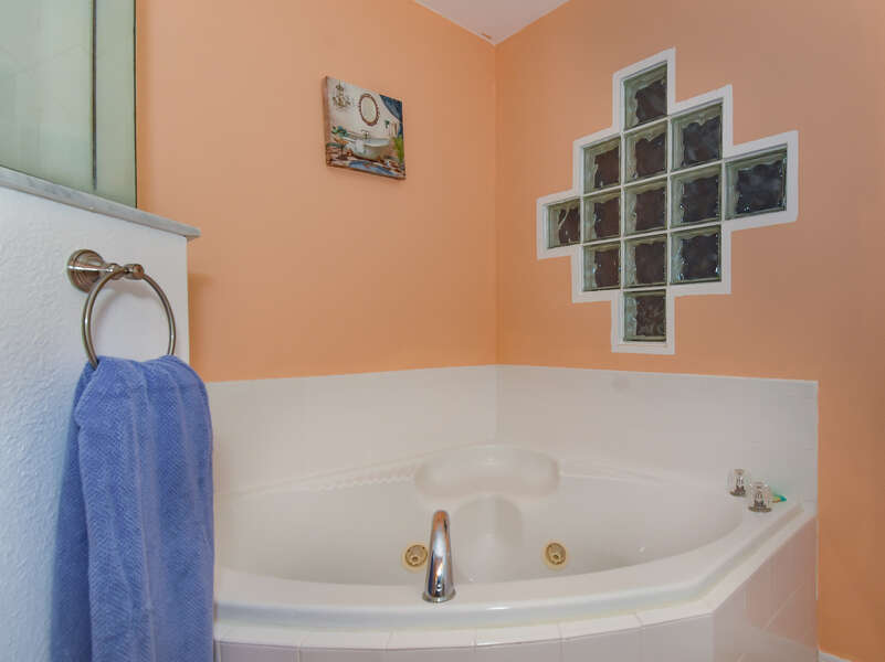 The bathtub in our Ocean Walk 11-507 rental